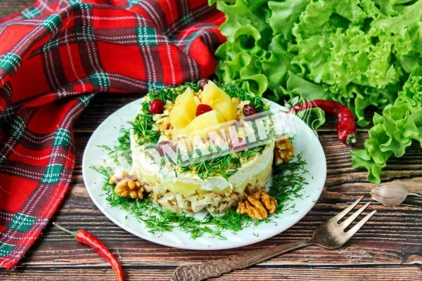 Салат «Дамська примха» з куркою та ананасами