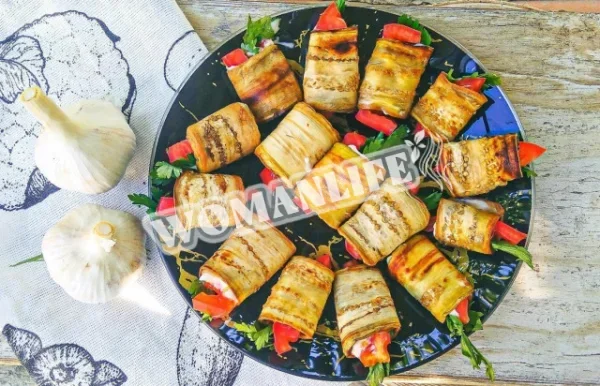 Рулетики з баклажанів з помідорами і часником