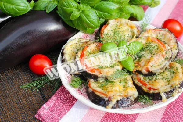 Баклажани з помідорами, сиром і часником в духовці шматочками
