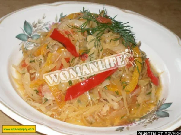 Пісна капуста, тушкована з болгарським перцем і помідорами на сковороді