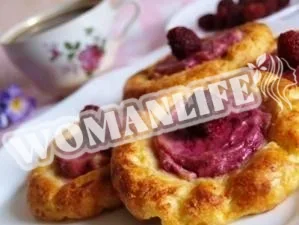 Сирники на манці в духовці з ягодами і м'яким сиром