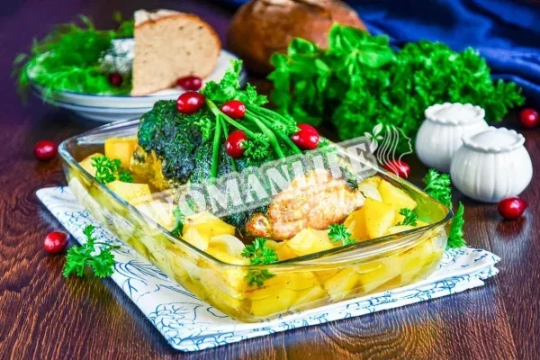 Свинина, запечена з картоплею в духовці