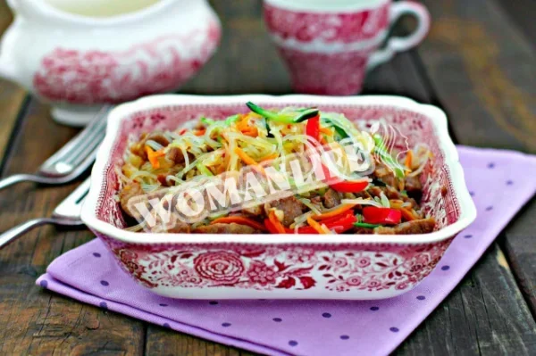 Салат з фунчози зі свининою та овочами