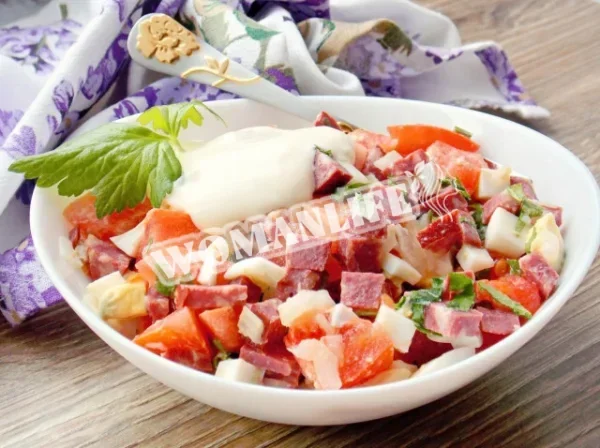 Салат з копченою ковбасою, помідорами та яйцем