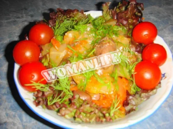 Тушкована капуста з курячими сердечками