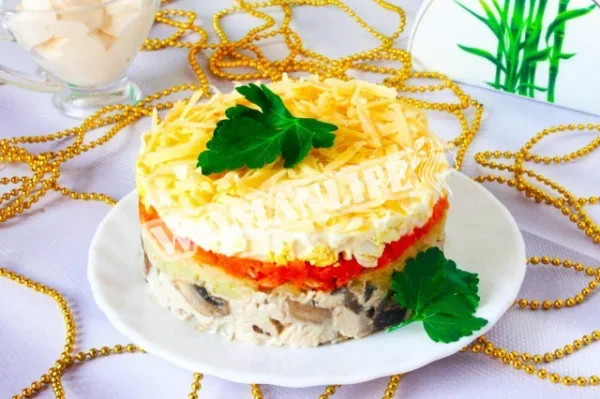 Салат з куркою та смаженими печерицями