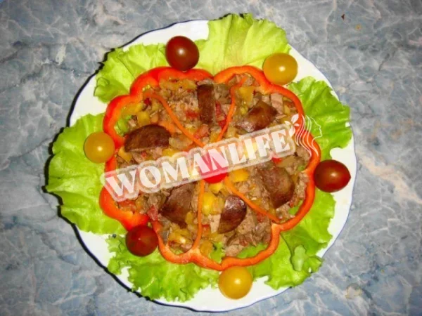 Теплий салат з курячою печінкою і помідорами