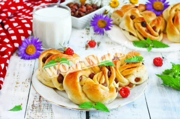 Булочки з родзинками в духовці з дріжджового тіста