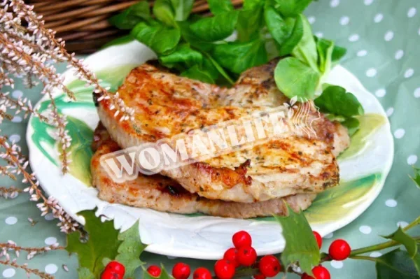 Свиняча корейка на кістці на грилі