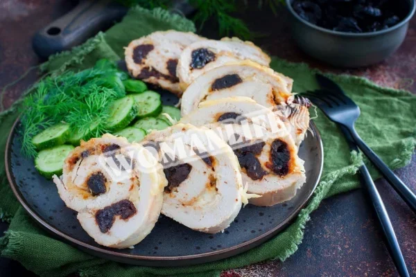 Курячий рулет з чорносливом в духовці