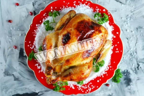 Хрустка солона курка, запечена цілком в духовці
