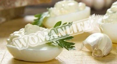 Яйця, фаршировані солоними огірками, майонезом і часником