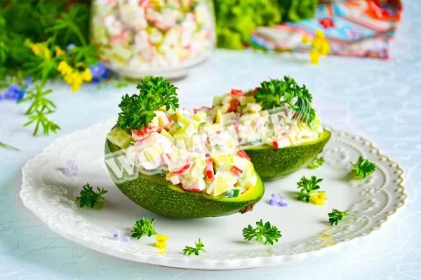 Салат з авокадо з крабовими паличками