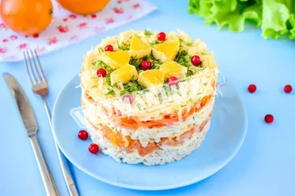 Салат з куркою, апельсином, корейською морквою і сиром