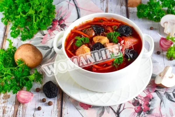 Борщ з чорносливом і грибами