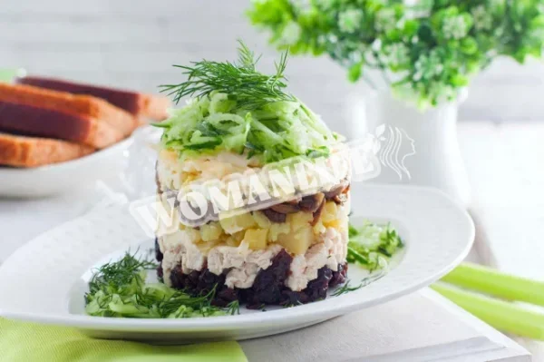 Салат з курячою грудкою і чорносливом