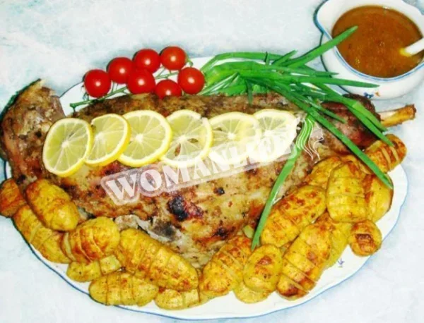 Бараняча нога, запечена в духовці в рукаві - експрес спосіб