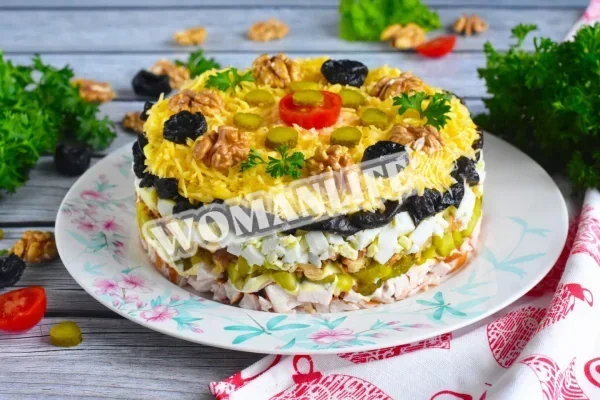 Салат з чорносливом і куркою шарами
