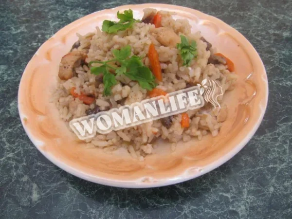 Грибний плов з печерицями і куркою