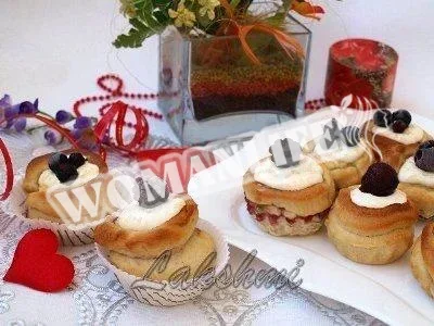 Булочки з ягодами та сирною начинкою