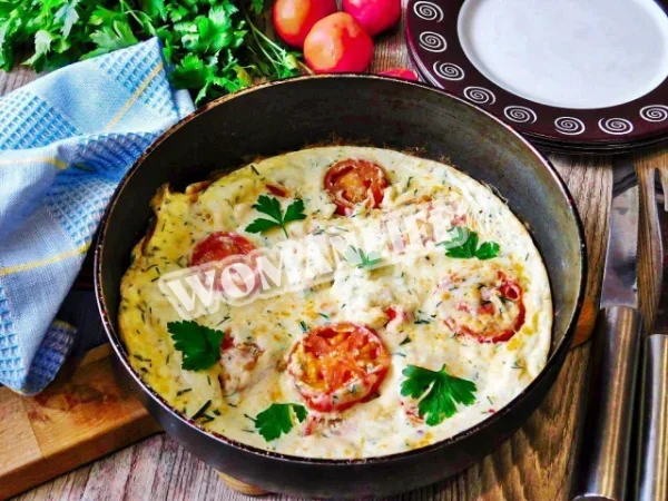 Яєчня з помідорами і сиром