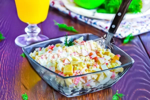 Салат з крабовими паличками, сиром і яйцем