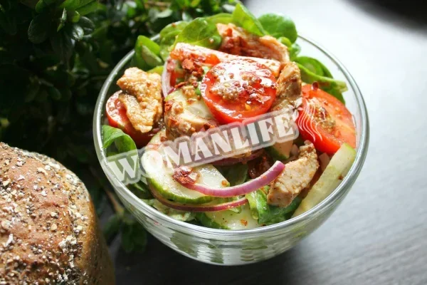 Салат зі смаженою курячою грудкою та овочами