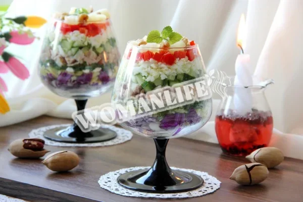 Салат-коктейль з копченою куркою і листковим ананасом