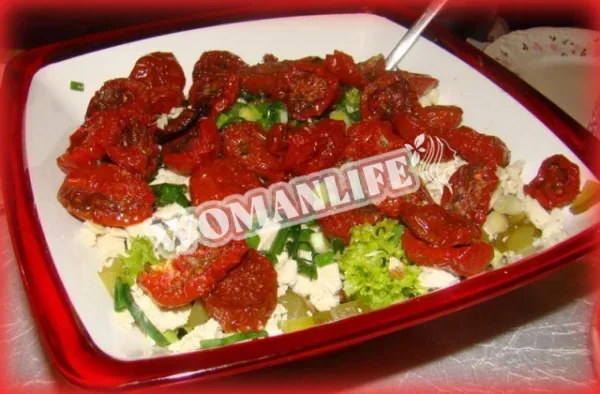 Салат з в'яленими помідорами і куркою