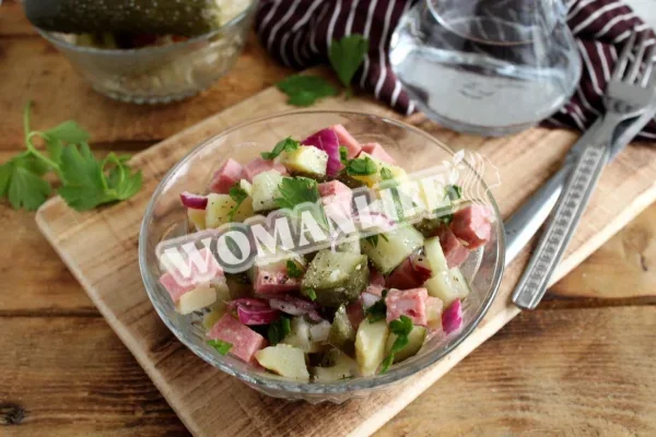 Салат з ковбасою, маринованими огірками та картоплею