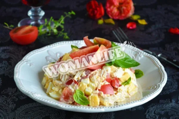 Салат з курячою грудкою, сиром і помідорами