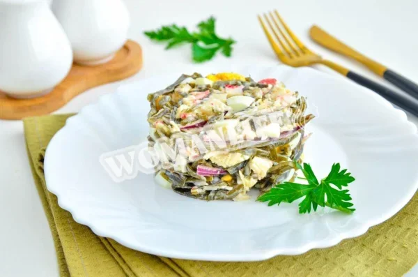 Салат з водоростей з крабовими паличками і яйцем