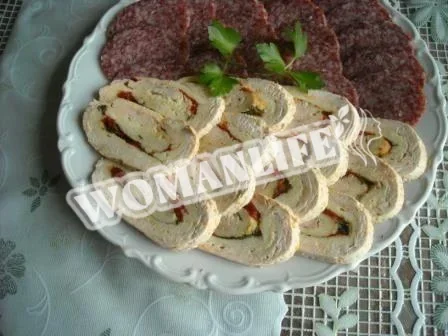 Рулет з курячого філе з омлетом