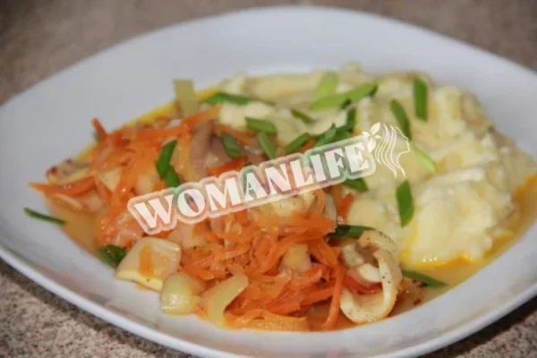 Кальмари з овочами в банку