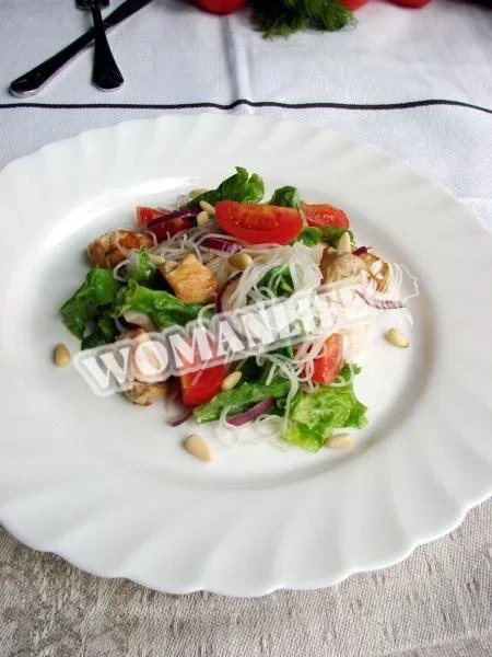 Салат з рисовою локшиною, куркою та овочами