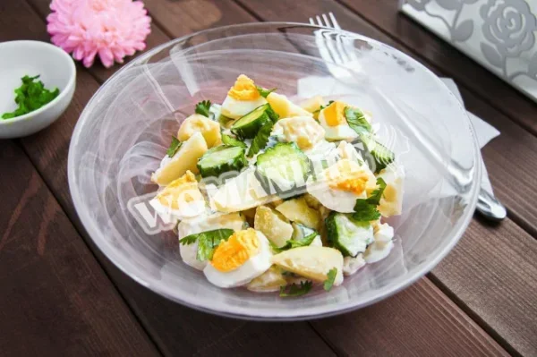 Салат з маринованими огірками, яйцями та картоплею