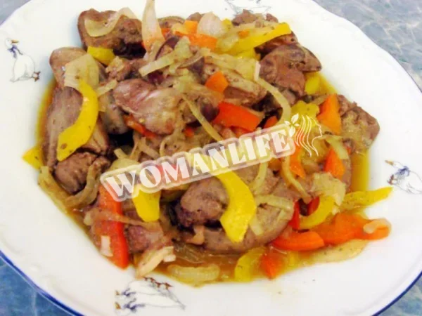 Куряча печінка з цибулею і перцем