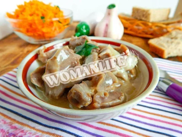 Курячі шлунки тушковані