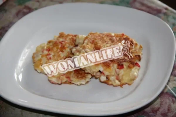 млинці з крабовими паличками і сиром