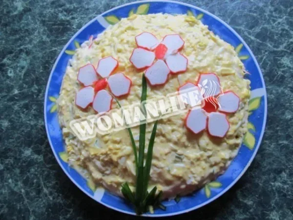 Салат з плавленим сиром, огірком і крабовими паличками