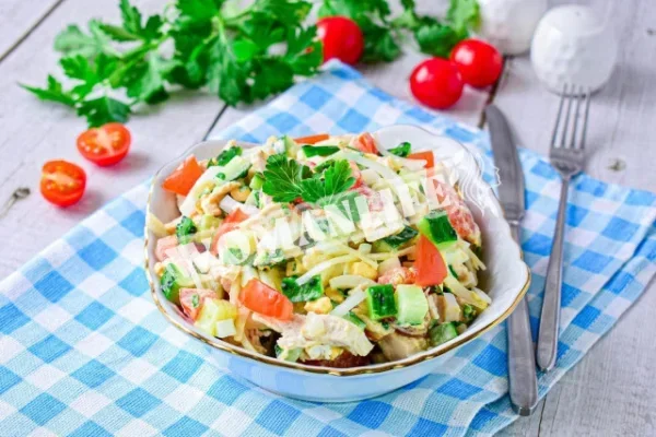 Салат з куркою і маринованою цибулею