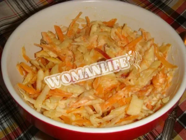 Салат з морквою, селерою та родзинками