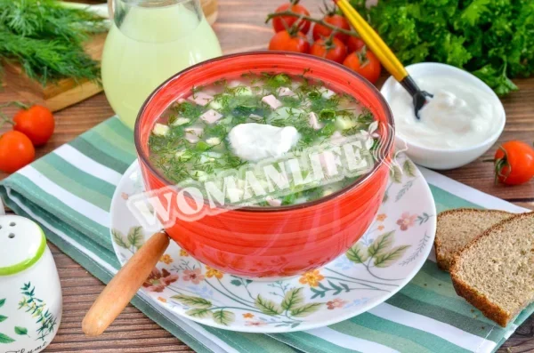Класична окрошка на сироватці з ковбасою