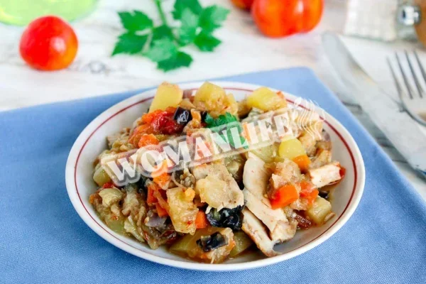 Тушкована куряча грудка з овочами