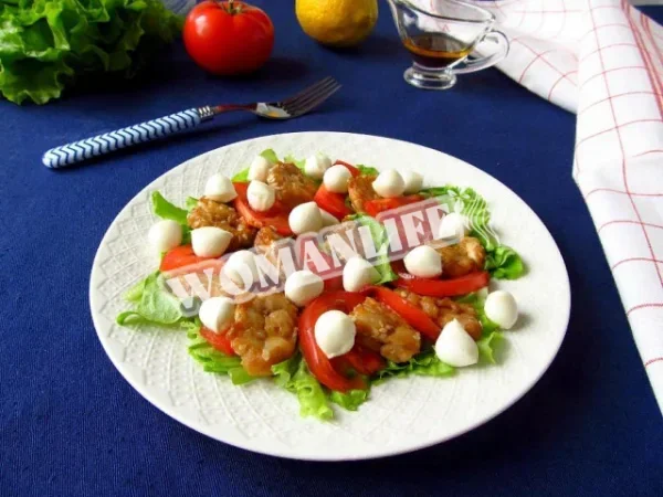 Салат з куркою, помідорами і сиром