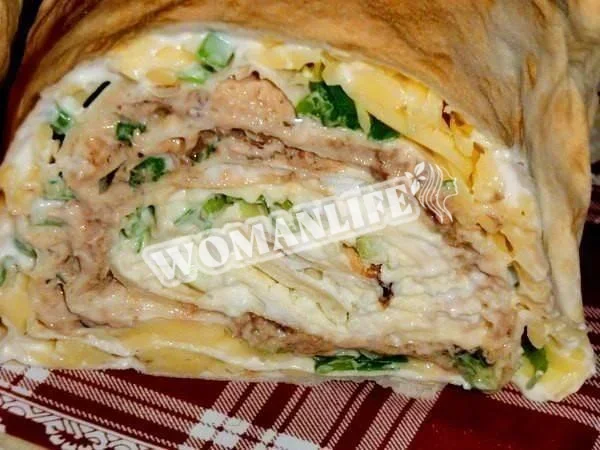 Рулет з лаваша з рибними консервами