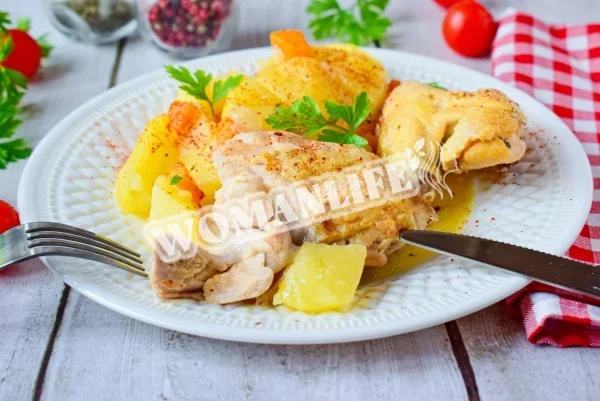 Тушкована курка з картоплею в мультиварці