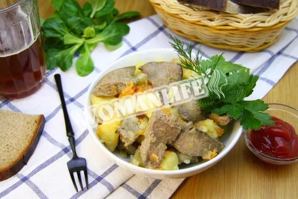 Печінка з картоплею на сковороді