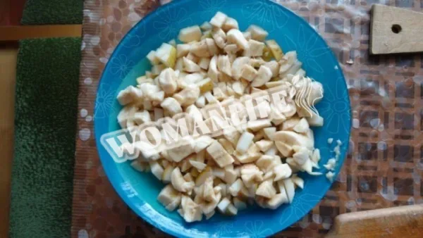 Фруктовий салат банани апельсини яблука груші