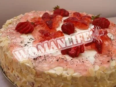 Полуничний торт з масляним кремом